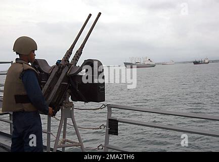 040810-N-0507C-003. [Complete] Scene Caption: US Navy (USN) Gunners Mate 3. Class Ali Cowden mans die zweifache Browning Machine mit Kaliber 50, während die Oliver Hazard Perry Class Guided Missile Frigate USS CROMMELIN (FFG 37) aus Colon, Panama, auszieht, um am maritimen Teil von PANAMAX 2004 teilzunehmen. CROMMELIN nimmt zusammen mit Marinetruppen aus acht Ländern an PANAMAX 2004 Teil, einer Marineübung, die darauf abzielt, eine Koalitionsreaktion auf Sicherheitsbedrohungen gegen den Panamakanal aufzubauen. PANAMAX, geleitet unter der Leitung des Kommandos der Marine, beteiligt sich an den Iden Stockfoto