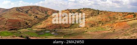 Verwüstete Landschaft im Zentrum Madagaskars, Betafo, Vakinankaratra. Entwaldete Highland-Landschaft. Durch die Entwaldung entsteht landwirtschaftlich genutztes Weideland Stockfoto