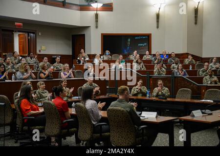 Eine Gruppe von Zuschauern hört US-Rentner Air Force General Lori Robinson und USA Kongressabgeordnete Kathy Castor während einer weiblichen hochrangigen Podiumsdiskussion am MacDill Air Force Base, Florida, 23. Mai 2022. Das Gremium wurde für Team MacDill abgehalten, um Rat einzuholen, Geschichten über Resilienz zu teilen und zukünftige Generationen von Führern der Luftwaffe positiv zu beeinflussen. Stockfoto