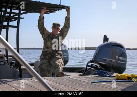 SPC. Ethan Sapp, ein Bootsbetreiber des CBRNE-Pakets (Chemical, Biological, Radiological, Nuclear and Explosive) der Florida National Guard, beteiligt sich während der Operation Night Hammer (Operation Night Hammer) am 23. Mai 2022 an maritimen Operationen. Operation Night Hammer stellte eine Plattform für staatliche und staatliche Ressourcen bereit, um Fähigkeiten in Land, Luft und See zu demonstrieren. Das FLNG 48.-Team für Massenvernichtungswaffen und zivile Unterstützung (WMD-CST) arbeitete mit seinen Amtskollegen außerhalb des Staates zusammen, als sie Szenarien in integrierten Teams durchführten. Örtliche Strafverfolgungsbehörden, CERFP, Air National Guard Stockfoto