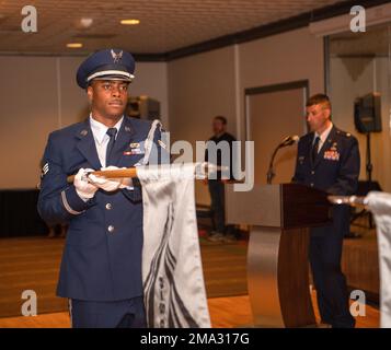 PETERSON SPACE FORCE BASE, FARB. - AUS DEN USA Space Force SPC. 3 Jesse Most, Space Base Delta 1, High Frontier Honor Guard Mitglied entfaltet das Space Base Delta 1 Guidon während der Peterson-Schriever Garrison Neubenennungszeremonie auf der Peterson Space Force Base, Colorado, 23. Mai 2022. Das übergeordnete Thema der Veranstaltung war der Aufbau einer schlanken, agilen und auf Weltraummissionen ausgerichteten Unterstützungstruppe. Stockfoto