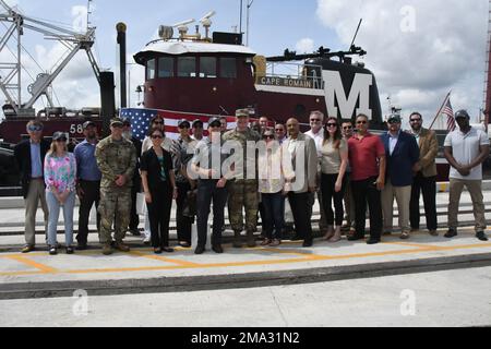 Ein Team aus den USA Das Army Corps of Engineers posiert für ein Foto, nachdem die Staats-, Landes- und Kommunalpolitiker JAXPORT und dem US Army Corps of Engineers (USACE) Jacksonville District beitraten, um den Abschluss des Jacksonville Harbor Deefening Project über das Blount Island Marine Terminal von JAXPORT zu feiern. Das Projekt vertiefte 11 Meilen des Bundesschifffahrtskanals – von der Seebooje bis Blount Island – auf eine Tiefe von 47 Fuß von der vorherigen Tiefe von 40 Fuß. Stockfoto