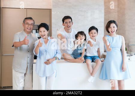 Glückliche Familie in der Küche Stockfoto