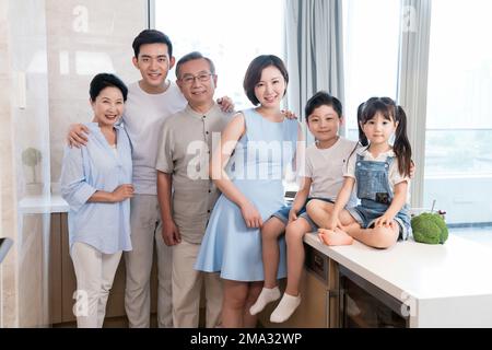 Glückliche Familie in der Küche Stockfoto