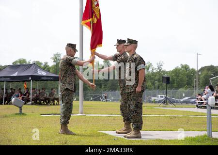 Major Anthony J. Loftus, Marine Forces Special Operations Command Sgt. Maj., übergibt die Organisationsfarben an Major General James F. Glynn, scheidender MARSOC-Befehlshaber, während einer Zeremonie zum Kommandowechsel in Camp Lejeune, N.C., am 23. Mai 2022. Die Zeremonie zum Kommandowechsel stellt den Übergang von Kommando und Verantwortung des MARSOC von Generalleutnant James F. Glynn zu Generalleutnant Matthew G. Trollinger dar. Stockfoto