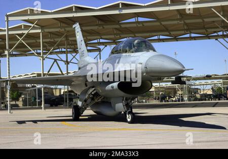 Ein US Air Force (USAF) F-16 Kampfflugzeug gegen Falcon mit dem 308. Kampfgeschwader (FS), 56. Kampfflügel (FW), Taxi aus der Fluglinie während einer Routineübung auf dem Luke Air Force Base (AFB), Arizona (AZ). Die Mission der 56. FW besteht darin, F-16-Piloten und Besatzungschefs zu Schulen und gleichzeitig agile Kampfunterstützung für die Luft- und Raumfahrtexpeditionstruppen zu leisten. Basis: Luke Luftwaffenstützpunkt Bundesstaat: Arizona (AZ) Land: Vereinigte Staaten von Amerika (USA) Stockfoto