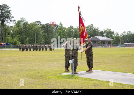 Generalleutnant James F. Glynn, ausscheidender Befehlshaber des Sondereinsatzkommandos der Marine-Streitkräfte, übergibt die Organisationsfarben an Generalmajor Matthew G. Trollinger, den neuen MARSOC-Befehlshaber, während einer Zeremonie zum Kommandowechsel in Camp Lejeune, N.C., am 23. Mai 2022. Die Zeremonie zum Kommandowechsel stellt den Übergang von Kommando und Verantwortung des MARSOC von Generalleutnant James F. Glynn zu Generalleutnant Matthew G. Trollinger dar. Stockfoto