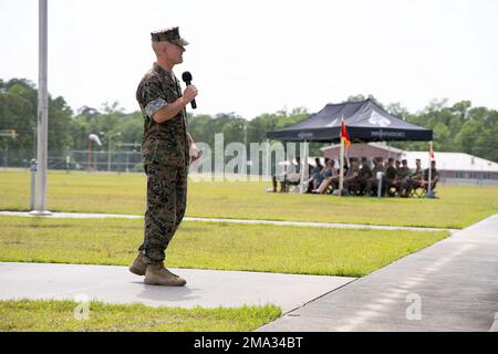 Generalmajor Matthew G. Trollinger, ankommender Marine Forces Special Operations Command Commander, spricht während einer Zeremonie zum Kommandowechsel in Camp Lejeune, N.C., am 23. Mai 2022. Die Zeremonie zum Kommandowechsel stellt den Übergang von Kommando und Verantwortung des MARSOC von Generalleutnant James F. Glynn zu Generalleutnant Matthew G. Trollinger dar. Stockfoto