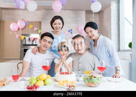 Fröhliche Familienfeier in der Küche Stockfoto