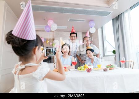 Fröhliche Familienfeier in der Küche Stockfoto