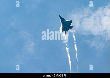 Major Joshua ‚Cabo‘ Gunderson, F-22 Demo Team Commander und Pilot, dreht das Flugzeug während der Bethpage Air Show am 23. Mai 2022 im Jones Beach State Park, New York, an der Spitze eines vertikalen Aufstiegs. Die Hauptfunktion des F-22 Raptor ist eine Luftdominanz und ein multifunktionaler Tarnkämpfer, der eine Kombination aus Luft-Luft-Raketen und Luft-Boden-Bomben transportieren kann. Stockfoto