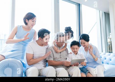 Glückliche Familie im Wohnzimmer Stockfoto