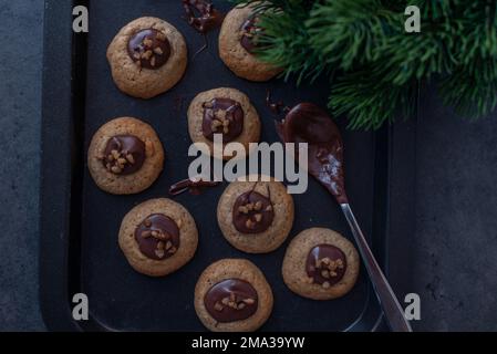 Süße hausgemachte Schokoladen-weihnachtskekse auf einem weihnachtstisch Stockfoto