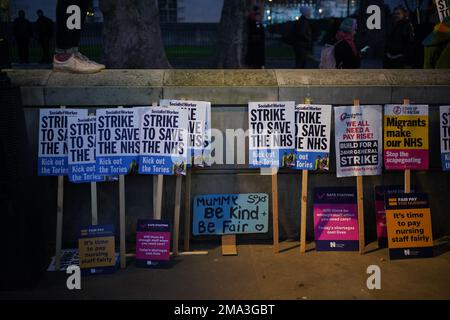 Aktenfoto vom 18. 01/2023 von Plakaten, die während des Schwesternstreiks an einer Wand in Whitehall, London, angebracht wurden. Die Verantwortlichen im Gesundheitsbereich haben damit begonnen, Notfallpläne für die Möglichkeit des größten Ausstiegs in der Geschichte des NHS zu erstellen, da der Lohnstreit zwischen Personal und Regierung keine Anzeichen für eine Lösung zeigt. Ausgabedatum: Donnerstag, 19. Januar 2023. Stockfoto