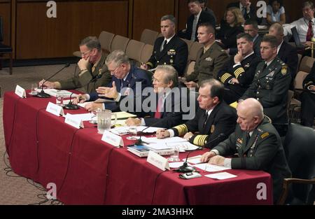 040923-F-5586B-225. [Complete] Szene: Der ehrenwerte Donald H. Rumsfeld (Zentrum), USA Verteidigungsminister, beantwortet eine Frage vom Militärkomitee des Senats im Bürogebäude des Senats von Hart. Minister Rumsfeld gibt Zeugenaussagen über die Global Poure Review der US-Streitkräfte, die im Ausland stationiert sind. Am Tisch mit Minister Rumsfeld sitzen die USA MARINE Corps GEN. James L. Jones Jr. (links), Commander United States European Command; USA AIR Force GEN. Richard B. Myers, Vorsitzender des Joint CHIEF of STAFF; USA Marineadmiral Thomas B. Fargo, Commander, United Stockfoto