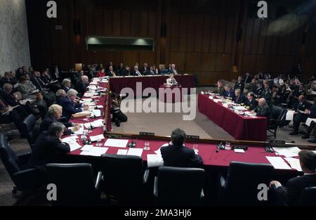 040923-F-5586B-229. [Complete] Szene: Der ehrenwerte Donald H. Rumsfeld (Zentrum), USA Verteidigungsminister, beantwortet eine Frage vom Militärkomitee des Senats im Bürogebäude des Senats von Hart. Minister Rumsfeld gibt Zeugenaussagen über die Global Poure Review der US-Streitkräfte, die im Ausland stationiert sind. Am Tisch mit Minister Rumsfeld sitzen die USA MARINE Corps GEN. James L. Jones Jr. (links), Commander United States European Command; USA AIR Force GEN. Richard B. Myers, Vorsitzender des Joint CHIEF of STAFF; USA Marineadmiral Thomas B. Fargo, Commander, United Stockfoto