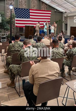 STENNIS SPACE CENTER, Mississippi (23. Mai 2022) – Rear ADM. Ronald Piret, Commander, Navy Meteorology and Oceanography Command, leitete die Werbung der neuesten leitenden und leitenden Flugzeugführer der Naval Oceanography im NASA Stennis Space Center, Mississippi, 23. Mai 2022. Das Marine Meteorology and Oceanography Command leitet und überwacht mehr als 2.500 weltweit verteilte Militär- und Zivilpersonen, die Umweltinformationen sammeln, verarbeiten und auswerten, um Flotten und Joint Commanders in allen Kriegsgebieten zu helfen, schneller bessere Entscheidungen zu treffen als der Gegner. Stockfoto