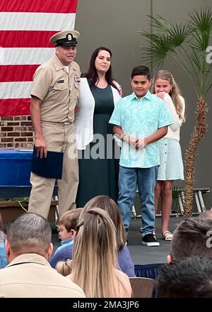 STENNIS SPACE CENTER, Mississippi (23. Mai 2022) – Rear ADM. Ronald Piret, Commander, Navy Meteorology and Oceanography Command, leitete die Werbung der neuesten leitenden und leitenden Flugzeugführer der Naval Oceanography im NASA Stennis Space Center, Mississippi, 23. Mai 2022. Das Marine Meteorology and Oceanography Command leitet und überwacht mehr als 2.500 weltweit verteilte Militär- und Zivilpersonen, die Umweltinformationen sammeln, verarbeiten und auswerten, um Flotten und Joint Commanders in allen Kriegsgebieten zu helfen, schneller bessere Entscheidungen zu treffen als der Gegner. Stockfoto