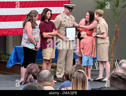 STENNIS SPACE CENTER, Mississippi (23. Mai 2022) – Rear ADM. Ronald Piret, Commander, Navy Meteorology and Oceanography Command, leitete die Werbung der neuesten leitenden und leitenden Flugzeugführer der Naval Oceanography im NASA Stennis Space Center, Mississippi, 23. Mai 2022. Das Marine Meteorology and Oceanography Command leitet und überwacht mehr als 2.500 weltweit verteilte Militär- und Zivilpersonen, die Umweltinformationen sammeln, verarbeiten und auswerten, um Flotten und Joint Commanders in allen Kriegsgebieten zu helfen, schneller bessere Entscheidungen zu treffen als der Gegner. Stockfoto