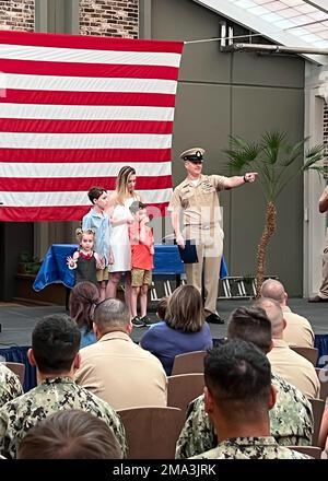 STENNIS SPACE CENTER, Mississippi (23. Mai 2022) – Rear ADM. Ronald Piret, Commander, Navy Meteorology and Oceanography Command, leitete die Werbung der neuesten leitenden und leitenden Flugzeugführer der Naval Oceanography im NASA Stennis Space Center, Mississippi, 23. Mai 2022. Das Marine Meteorology and Oceanography Command leitet und überwacht mehr als 2.500 weltweit verteilte Militär- und Zivilpersonen, die Umweltinformationen sammeln, verarbeiten und auswerten, um Flotten und Joint Commanders in allen Kriegsgebieten zu helfen, schneller bessere Entscheidungen zu treffen als der Gegner. Stockfoto