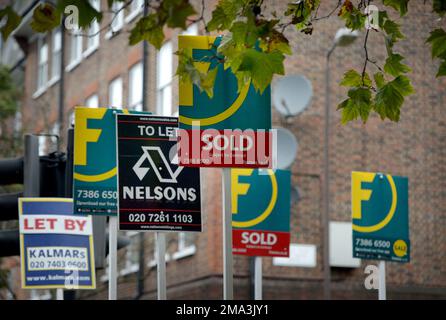 Aktenfoto vom 05. Oktober 10/15 von Vermietern und Immobilienmaklern, Schildern vor Wohnungen an der Old Kent Road in London. Der Abwärtstrend bei den Wohnimmobilienpreisen nahm Ende 2022 nach Angaben der Gutachter weiter zu. Ausgabedatum: Donnerstag, 19. Januar 2023. Stockfoto