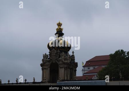 Die prunkvolle Krone von Kronentor an einem bewölkten Tag in der Dresdner Altstadt Stockfoto