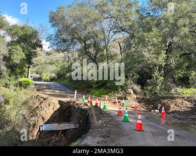 Santa Barbara, Kalifornien, USA 14. Januar 2023. Rancho Oso Horse Ranch und Campingplatz erlitten während der jüngsten Stürme erhebliche Schäden. Hier wurden orangefarbene und grüne Kegel platziert, um die Fahrzeuge vor den Gefahren zu warnen. Nur Wohnmobile unter 20 Jahren dürfen in der Einfahrt zum alleinigen Zweck der Evakuierung mitfahren. (Kreditbild: © Amy Katz/ZUMA Press Wire) NUR REDAKTIONELLE VERWENDUNG! Nicht für den kommerziellen GEBRAUCH! Stockfoto