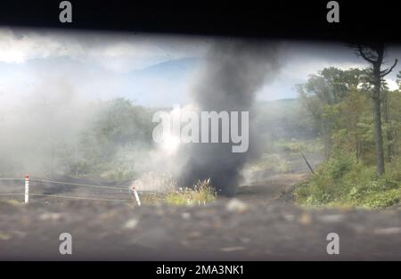 Diese Explosion wurde verursacht, als US Marine Corps (USMC) Marines, Combat Engineer Company, Combat Assault Battalion (CAB), 3. Marine Division (MARDIV), Sie zündete eine Feldschleuse M18A1 Claymore Antipersonenmine, die vor einem Ziel auf einem Abbruchplatz im Camp Fuji-Manövrierbereich platziert wurde, um ihre Wirksamkeit zu testen. Das CAB wird im Camp Fuji eingesetzt, um während der Übung Fuji 05-1 vor Ort zu trainieren. Basis: Marinekorps-Basis, Camp Fuji Staat: Honshu Land: Japan (JPN) Stockfoto