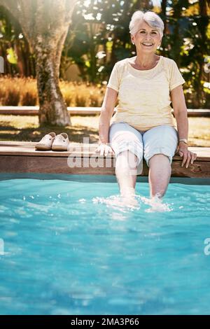 Entspannen Sie sich, Seniorin und Füße Pool in fröhlichem Porträt mit Lächeln und Spaß im Ruhestandsurlaub. Sommer, Sonne und alte Frau mit Beinen im Wasser Stockfoto