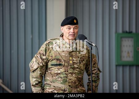 General Michael Wiggers Hyldgaard, Generalstabschef der Königlichen Dänischen Armee, gibt einen Überblick über eine von den USA durchgeführte HIMARS Rapid-Infiltrationsübung Armeesoldaten, zugewiesen zu Bravo Battery, 1. Bataillon, 14. Artilleriegesiment, 75. Artilleriebrigade und USA Air Force Airmen, zugewiesen zu 167. Airlift Wing, West Virginia, Air National Guard, als Teil von DEFENDER-Europe 22 in Bornholm, Dänemark, 24. Mai 2022. DEFENDER-Europe 22 ist eine Serie von US-amerikanischen Multinationale Ausbildungsübungen der Armee in Europa und Afrika innerhalb der USA Die groß angelegte Übung des europäischen Kommandos im globalen Maßstab, die sich an der Pl Stockfoto