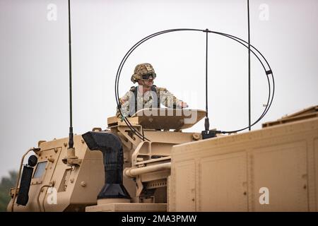 USA Army Staff Sgt. John Barnes, zugewiesen zu Bravo Battery, 1. Bataillon, 14. Artillerie-Regiment, 75. Artillerie-Brigade, bereitet ein M142. Artillerie-Raketensystem für ein Trockenfeuer während einer HIMARS Rapid-Infiltrationsübung im Rahmen VON DEFENDER-Europe 22 in Bornholm, Dänemark, 24. Mai 2022, vor. DEFENDER-Europe 22 ist eine Serie von US-amerikanischen Multinationale Ausbildungsübungen der Armee in Europa und Afrika innerhalb der USA Das große Übungswerk der europäischen Kommandozentrale, das in Osteuropa stattfindet. Im Rahmen der jährlichen von den USA geführten Übung werden Teile der dänischen Armee, Marine und Luftwaffe t Stockfoto