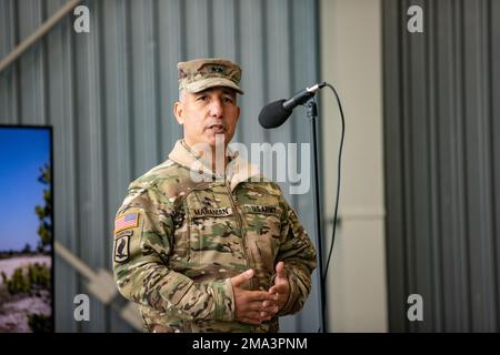 USA Generalmajor Stephen Maranian, Befehlshaber des 56. Artilleriekommandos, USA Army Europe and Africa, spricht über die Partnerschaft und die Beziehung zwischen den Vereinigten Staaten und Dänemark während einer von den USA durchgeführten HIMARS Rapid Infiltration Übung Armeesoldaten, zugewiesen zu Bravo Battery, 1. Bataillon, 14. Artilleriegesiment, 75. Artilleriebrigade und USA Air Force Airmen, zugewiesen zu 167. Airlift Wing, West Virginia, Air National Guard, als Teil von DEFENDER-Europe 22 in Bornholm, Dänemark, 24. Mai 2022. DEFENDER-Europe 22 ist eine Serie von US-amerikanischen Armee Europa und Afrika multinational tra Stockfoto