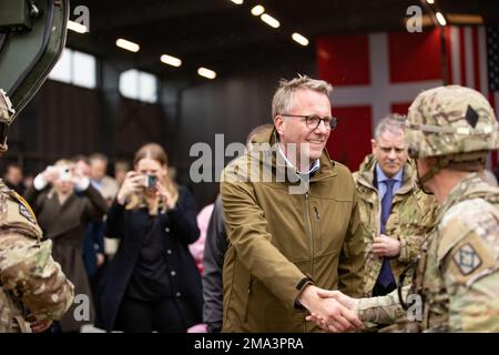 Der dänische Verteidigungsminister Morten Bødskov schüttelt den USA die Hand Armeesoldaten, zugewiesen zu Bravo Battery, 1. Bataillon, 14. Artilleriegesiment, 75. Artilleriebrigade, während einer HIMARS Rapid Infiltrationsübung im Rahmen VON DEFENDER-Europe 22 in Bornholm, Dänemark, 24. Mai 2022. DEFENDER-Europe 22 ist eine Serie von US-amerikanischen Multinationale Ausbildungsübungen der Armee in Europa und Afrika innerhalb der USA Das große Übungswerk der europäischen Kommandozentrale, das in Osteuropa stattfindet. Im Rahmen der jährlichen, von den USA geführten Übung trainieren Teile der dänischen Armee, Marine und Luftwaffe die Küstenverteidigung von B Stockfoto