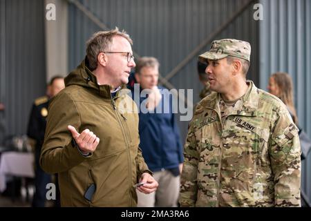 Der dänische Verteidigungsminister Morten Bødskov spricht mit den USA Oberstleutnant Emiliano Tellado, Befehlshaber des 1. Bataillons, 14. Artilleriegesiment, 75. Artilleriebrigade, während einer von den USA durchgeführten HIMARS Rapid-Infiltrationsübung Armeesoldaten, zugewiesen zu Bravo Battery, 1. Bataillon, 14. Artilleriegesiment, 75. Artilleriebrigade und USA Air Force Airmen, zugewiesen zu 167. Airlift Wing, West Virginia, Air National Guard, als Teil von DEFENDER-Europe 22 in Bornholm, Dänemark, 24. Mai 2022. DEFENDER-Europe 22 ist eine Serie von US-amerikanischen Armee Europa und Afrika multinationaler Ausbilder Stockfoto