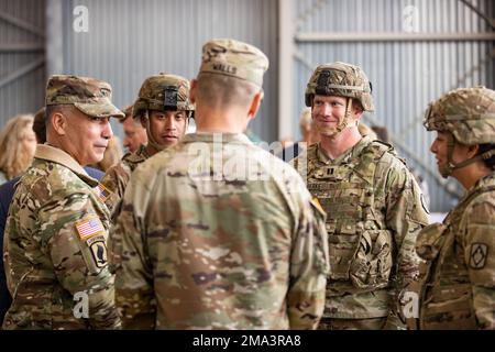 USA Generalmajor Stephen Maranian, Befehlshaber des 56. Artilleriekommandos, USA Armee Europa und Afrika und USA Oberfeldwebel Darrell Walls, spricht mit den USA Armeesoldaten, zugewiesen zu Bravo Battery, 1. Bataillon, 14. Artillerie-Regiment, 75. Artillerie-Brigade, über ihre Leistung während ihrer HIMARS-Schnellinfiltrationsübung im Rahmen VON DEFENDER-Europe 22 in Bornholm, Dänemark, 24. Mai 2022. DEFENDER-Europe 22 ist eine Serie von US-amerikanischen Multinationale Ausbildungsübungen der Armee in Europa und Afrika innerhalb der USA Das große Übungswerk der europäischen Kommandozentrale findet in statt Stockfoto