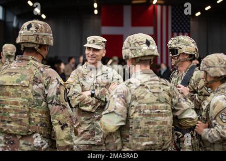 USA Oberfeldwebel Darrell Walls, Oberfeldwebel Oberfeldwebel des 56. Artilleriekommandos, USA Armee Europa und Afrika, spricht mit den USA Armeesoldaten, zugewiesen zu Bravo Battery, 1. Bataillon, 14. Artillerie-Regiment, 75. Artillerie-Brigade, über ihre Leistung während einer HIMARS-Schnellinfiltrationsübung im Rahmen VON DEFENDER-Europe 22 in Bornholm, Dänemark, 24. Mai 2022. DEFENDER-Europe 22 ist eine Serie von US-amerikanischen Multinationale Ausbildungsübungen der Armee in Europa und Afrika innerhalb der USA Das große Übungswerk der europäischen Kommandozentrale, das in Osteuropa stattfindet. Als Teil der A. Stockfoto