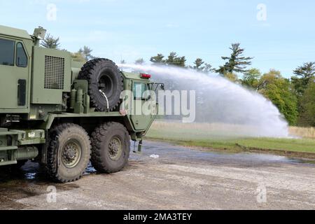 Army Reserve Feuerwehrleute aus dem ganzen Land trafen sich in Fort McCoy, Wisconsin, für 10 Tage Fahrer-/Bedienertraining, um zu lernen, wie man taktische Löschfahrzeuge richtig einsetzen kann. Die Schulung wird dazu beitragen, diese Soldaten der Armeereserven auf den Einsatz in jeder Situation vorzubereiten, in der sie sich beim Angriff auf ein Feuer oder eine andere Notsituation befinden. Stockfoto