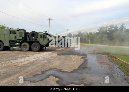 Army Reserve Feuerwehrleute aus dem ganzen Land trafen sich in Fort McCoy, Wisconsin, für 10 Tage Fahrer-/Bedienertraining, um zu lernen, wie man taktische Löschfahrzeuge richtig einsetzen kann. Die Schulung wird dazu beitragen, diese Soldaten der Armeereserven auf den Einsatz in jeder Situation vorzubereiten, in der sie sich beim Angriff auf ein Feuer oder eine andere Notsituation befinden. Stockfoto