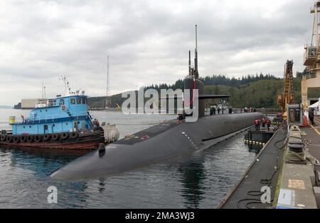 Steuerbord-Bugblick der US Navy (USN) OHIO-KLASSE: Strategic Missile Submarine, USS NEBRASKA (SSBN 739), zeigt Seeleute, die die Schienen besetzen, während das Schiff von einem kommerziellen Schleppboot unterstützt wird, während es zum ersten Mal am Delta Pier in der Naval Base KitsapBangor, Washington (WA) an seinem neuen Homeport anlegt. (Doppeltes Bild, siehe auch DNSD0610169 oder suchen Sie nach 041020N6497N044). Basis: Bundesstaat Bangor: Washington (WA) Land: Vereinigte Staaten von Amerika (USA) Stockfoto