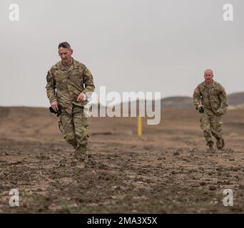 Von links nach rechts: Kommandoleiter Major Jason Mikan, konkurrierender Berater der 3. Staffel, des 61. Kavallerie-Regiments, des 2. Stryker-Brigade-Kampfteams, der 4. Infanterie-Division und Oberstleutnant Phillip Hensel, Befehlshaber der 3. Qdn., 61. Reg., 2SBCT, 4. Inf. Div Lauf bis zur Ziellinie, nachdem du das letzte Hindernis am 24. Mai 2022 während des Wettkampfs der Ivy Week Mabry Mile in Fort Carson, Colorado, beendet hast. Die Teilnehmer müssen durch das Hindernis laufen und bis zur Ziellinie laufen. Stockfoto