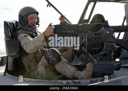 Ein US-Marinekorps (USMC) sitzt geduldig an Bord eines M2,50caliber-Maschinengewehrs an Bord eines Riverine Assault Craft (RAC) während einer Übung auf dem Lake Al Habbaniyah, Irak (IRQ), um die Freiheit der Operation IRAQI zu unterstützen. Operation/Serie: IRAKISCHE FREIHEITSBASIS: Camp Al Taqaddum Staat: Al Anbar Land: Irak (IRQ) Stockfoto