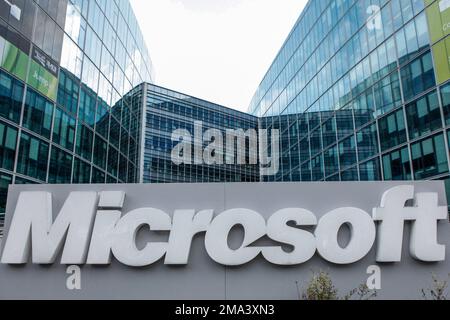 Dateifoto vom 15. Dezember 2012 des Hauptsitzes von Microsoft France in Paris, Frankreich. Microsoft wird in der letzten Runde von Entlassungen 10.000 Stellen abbauen, um die Technologiebranche zu erreichen. Sie wird sich auf bis zu 5 % der weltweiten Belegschaft auswirken und das Unternehmen 1,2bn $ an Abfindungs- und Reorganisationskosten kosten kosten kosten. Die Chief Executive von Microsoft, Satya Nadella, erklärte, dass die Kundenausgaben während Covid zwar gestiegen seien, sich jedoch mehr Menschen dafür entschieden hätten, „Vorsicht walten zu lassen“. Er sagte, dass das Unternehmen weiterhin in Schlüsselbereichen einstellen werde. Foto: Audrey Poree/ABACAPRESS.COM Stockfoto