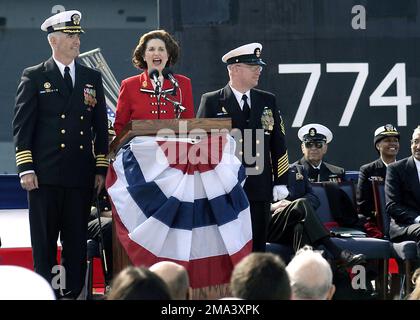 041023-N-3527B-002. [Complete] (Vollständig) Bildunterschrift: Frau Lynda Johnson Robb, die Tochter des ehemaligen US-Präsidenten Lyndon B. Johnson und Sponsorin des US Navy (USN) Attack Submarine, USS VIRGINIA (SSN 774), ruft während der Zeremonie zur Schiffskommissionierung an der Naval Station Norfolk, Virginia (VA), das Kommando „man the Ship, and bring her to life“. Für Mrs. Robbs Right ist der kommandierende Offizier, USN Captain (CAPT) David J. Kerns, und zu ihrer Linken der KOMMANDOMEISTER (CMDMC) des Bootes. Die VIRGINIA ist der einzige große Kämpfer der Navys, der bereit ist, sich der Flotte anzuschließen, die mit der Post-Co entworfen wurde Stockfoto