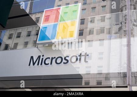 Dateifoto vom 07. Mai 2022 das Microsoft-Logo in New York City, NY, USA. Microsoft wird in der letzten Runde von Entlassungen 10.000 Stellen abbauen, um die Technologiebranche zu erreichen. Sie wird sich auf bis zu 5 % der weltweiten Belegschaft auswirken und das Unternehmen 1,2bn $ an Abfindungs- und Reorganisationskosten kosten kosten kosten. Die Chief Executive von Microsoft, Satya Nadella, erklärte, dass die Kundenausgaben während Covid zwar gestiegen seien, sich jedoch mehr Menschen dafür entschieden hätten, „Vorsicht walten zu lassen“. Er sagte, dass das Unternehmen weiterhin in Schlüsselbereichen einstellen werde. Foto: David Niviere/ABACAPRESS.COM Stockfoto