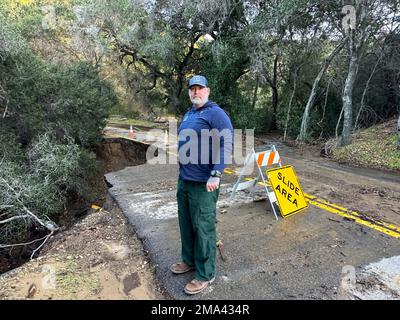 Santa Barbara, Kalifornien, USA 14. Januar 2023. Feuerwehrchef Michael Scott macht einen kurzen Zwischenstopp, um einen großen Abschnitt der Stage Coach Road im Los Padres National Forest zu besichtigen, der aufgrund der heftigen Regenfälle zerbröckelt ist. (Kreditbild: © Amy Katz/ZUMA Press Wire) NUR REDAKTIONELLE VERWENDUNG! Nicht für den kommerziellen GEBRAUCH! Stockfoto