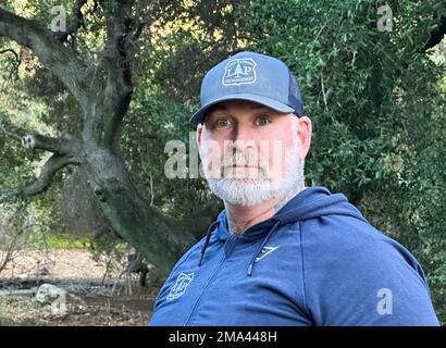 Santa Barbara, Kalifornien, USA 14. Januar 2023. Feuerwehrchef Michael Scott macht einen kurzen Zwischenstopp, um einen großen Abschnitt der Stage Coach Road im Los Padres National Forest zu besichtigen, der aufgrund der heftigen Regenfälle zerbröckelt ist. (Kreditbild: © Amy Katz/ZUMA Press Wire) NUR REDAKTIONELLE VERWENDUNG! Nicht für den kommerziellen GEBRAUCH! Stockfoto