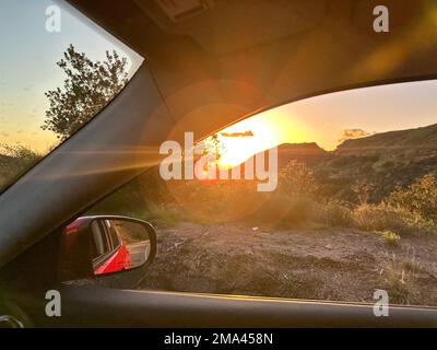 Santa Barbara, Kalifornien, USA 14. Januar 2023. Der Highway 154, auch bekannt als San Marcos Pass Road, die Santa Barbara und Santa Ynez/Solvang ''' Süd- und Zentralkalifornien ''' verbindet, wurde wegen Überschwemmungen und Erdrutschen zehn Tage lang geschlossen, wurde aber am 18. Januar kurz vor Sonnenuntergang wieder eröffnet. (Kreditbild: © Amy Katz/ZUMA Press Wire) NUR REDAKTIONELLE VERWENDUNG! Nicht für den kommerziellen GEBRAUCH! Stockfoto