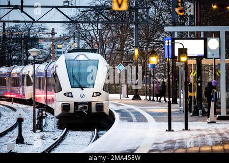 VENLO - Passagiere am Bahnhof Venlo warten vergeblich auf den Zug. Tausende von Busfahrern, Zugführern und Dirigenten im regionalen Verkehr haben ihre Arbeit nach gescheiterten Tarifverhandlungen eingestellt. ANP ROB ENGELAAR niederlande raus - belgien raus Stockfoto