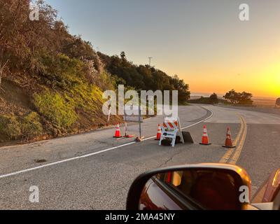 Santa Barbara, Kalifornien, USA 14. Januar 2023. Der Highway 154, auch bekannt als San Marcos Pass Road, die Santa Barbara und Santa Ynez/Solvang ''' Süd- und Zentralkalifornien ''' verbindet, wurde wegen Überschwemmungen und Erdrutschen zehn Tage lang geschlossen, wurde aber am 18. Januar kurz vor Sonnenuntergang wieder eröffnet. Diese am 17. Januar gezeigten Straßensperrschilder wurden entfernt. (Kreditbild: © Amy Katz/ZUMA Press Wire) NUR REDAKTIONELLE VERWENDUNG! Nicht für den kommerziellen GEBRAUCH! Stockfoto