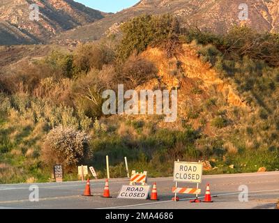 Santa Barbara, Kalifornien, USA 14. Januar 2023. Der Highway 154, auch bekannt als San Marcos Pass Road, die Santa Barbara und Santa Ynez/Solvang ''' Süd- und Zentralkalifornien ''' verbindet, wurde wegen Überschwemmungen und Erdrutschen zehn Tage lang geschlossen, wurde aber am 18. Januar kurz vor Sonnenuntergang wieder eröffnet. Diese am 17. Januar gezeigten Straßensperrschilder wurden entfernt. (Kreditbild: © Amy Katz/ZUMA Press Wire) NUR REDAKTIONELLE VERWENDUNG! Nicht für den kommerziellen GEBRAUCH! Stockfoto